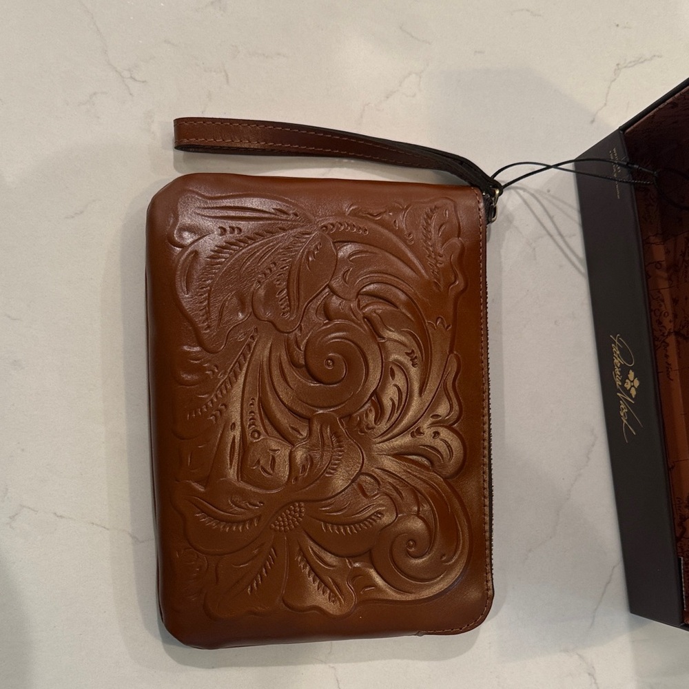 Patricia Nash Embossed Leather Wristlet Cassini - Picture 2 of 4
